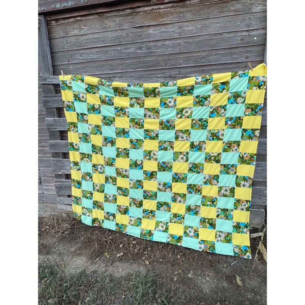 Vintage 1960s Groovy Floral Patchwork Tied Quilt 75x68" - Picture 11 of 16